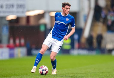 Chesterfield takımından Liam Mandeville, 22 Mart 2025 'te İngiltere' nin Chesterfield şehrindeki SMH Group Stadiumact Stadyumu 'nda oynanan maçta topu aldı.