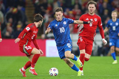 Kazakistan 'dan Maxim Samorodov, 22 Mart 2025 tarihinde Cardiff City Stadyumu' nda oynanan FIFA Dünya Kupası eleme maçında top sürüyor.