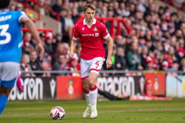 Wrexham 'dan Max Cleworth topu 22 Mart 2025' te SToK Cae Ras, Wrexham, İngiltere 'de oynanan Wrexham - Stockport County maçında taşıyor.