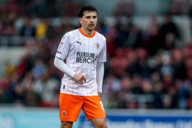 Blackpool 'dan Albie Morgan, 22 Mart 2025' te İngiltere 'nin Northampton Stadyumu' nda oynanan Northampton Town-Blackpool maçında maçı izliyor.