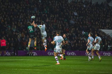 Freddie Steward 21 Mart 2025 'te İngiltere' de Franklin 's Gardens, Northampton' daki Cinch Stadyumu 'nda oynanan Northampton Saints-Leicester Tigers maçında James Ramm' e karşı yüksek bir top kazandı.
