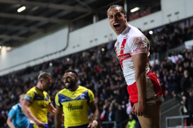St. Helens 'li Dayon Sambou, 21 Mart 2025' te St Helens vs Warrington Wolves 'a karşı oynanan Betfred Süper Lig maçında 12-14' lük galibiyetini kutluyor.