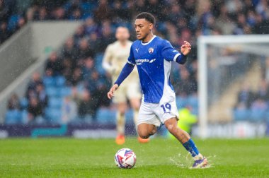 Chesterfield 'dan Lewis Gordon, 22 Mart 2025' te İngiltere 'nin Chesterfield kentindeki SMH Group Stadiumact Stadyumu' nda oynanan Sky Bet 2 karşılaşmasında topla birlikte ilerliyor.