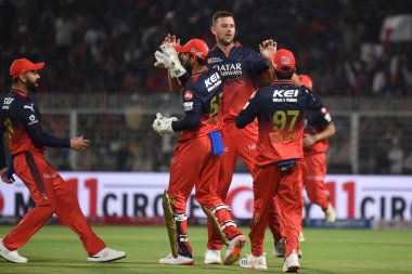 Royal Challengers 'dan Josh Hazlewood, Kolkata Knight Riders' ın Hindistan Premier Ligi kriket karşılaşması sırasında Kolkata Knight Riders ve Royal Challengers 'dan Bengaluru' nun elenmesi sonrasında ayrıldı. 