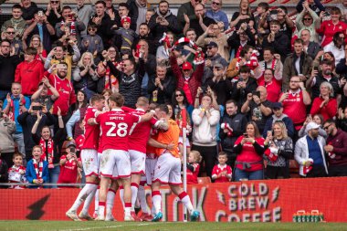 Wrexham oyuncuları Jay Rodriguez 'in açılış golünü 22 Mart 2025' te SToK Cae Ras, Wrexham, İngiltere 'de oynanan Wrexham - Stockport County maçında kutladılar.