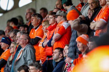 Blackpool taraftarları 22 Mart 2025 'te İngiltere' nin Northampton şehrindeki Sixfields Stadyumu 'nda oynanan Northampton Town-Blackpool maçına bakıyorlar.