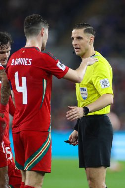 Galler 'den Ben Davies ve Hakem Donatas Rumas FIFA Dünya Kupası elemeleri Grubu J Grubu karşılaşmasında Cardiff City Stadyumu, Cardiff, Birleşik Krallık' ta Galler - Kazakistan maçı, 22 Mart 2025