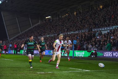 Ollie Hassell-Collins, Gallagher Premiership maçı sırasında Franklin 's Gardens, Northampton' daki Cinch Stadyumu 'nda Northampton Saints-Leicester Tigers maçında Handre Pollard' ı kovaladı.