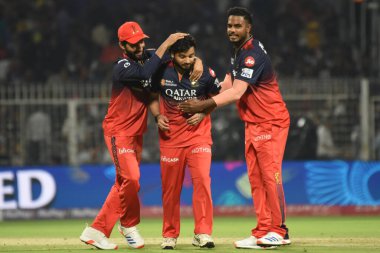 Royal Challengers Bengaluru 'nun merkezinden Suyash Sharma, Kolkata Knight Riders ve Royal Challengers Bengaluru arasında oynanan Hindistan Premier Ligi kriket maçında Kolkata Şövalyeleri' nden Andre Russell 'ın elenmesi sonrasında takım arkadaşlarıyla kutlama yapıyor.