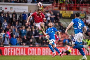 Wrexham 'dan Sam Smith, 22 Mart 2025' te SToK Cae Ras, Wrexham, İngiltere 'de oynanan Wrexham-Stockport County maçında kaleye doğru ilerliyor.
