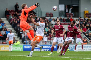 Northampton Town 'dan Lee Burge, 22 Mart 2025' te İngiltere 'nin Sixfields Stadyumu' nda oynanan Northampton Town-Blackpool maçında bir kurtarış yaptı.