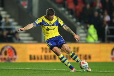 Warrington Wolves 'tan Marc Sneyd dönüşüm vuruşunu yapıyor ve Betfred Süper Lig 5. Raundunda 2-6 berabere kalıyor. St Helens vs Warrington Wolves maçı, All Wicked Stadium, St Helens, Birleşik Krallık, 21 Mart 2025
