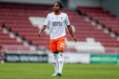 Blackpool 'dan Niall Ennis, 22 Mart 2025 tarihinde İngiltere' nin Northampton şehrindeki Sixfields Stadyumu 'nda oynanan 1.