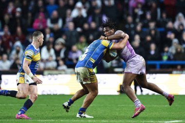 Wigan Warriors 'dan Junior Nsemba, Betfred Süper Lig 5. Round karşılaşmasında Ryan Hall of Leeds Rhinos tarafından Headingley Stadyumu' nda Leeds - Wigan Warriors maçında yenildi.