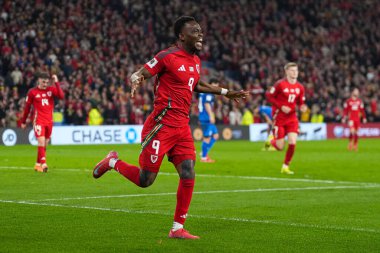 Galli haham Matondo, 22 Mart 2025 tarihinde Cardiff City Stadyumu 'nda oynanan ve Galler' e karşı Galler Dünya Kupası eleme maçında takımının üçüncü golünü atmasını kutluyor.