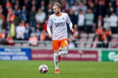 Blackpool takımından Hayden Coulson, 22 Mart 2025 'te İngiltere' nin Sixfields Stadyumu 'nda oynanan Northampton Town-Blackpool maçında topla koşuyor.