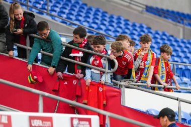 Genç Galli taraftarlar, 22 Mart 2025 tarihinde Cardiff City Stadyumu 'nda oynanan ve Galler' in Kazakistan 'a karşı oynadığı FIFA Dünya Kupası elemeleri öncesinde imza bekliyor.