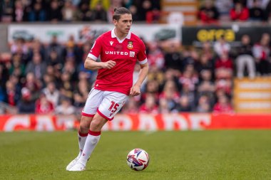 Wrexham 'dan George Dobson topu 22 Mart 2025' te SToK Cae Ras, Wrexham, İngiltere 'de oynanan Wrexham - Stockport County maçında taşıyor.