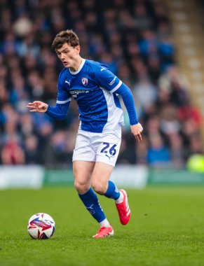 Chesterfield takımından Jensen Metcalf, 22 Mart 2025 'te İngiltere' nin Chesterfield kentinde oynanan SMH Group Stadiumact Stadyumu 'nda oynanan maçta topu düşürüyor.