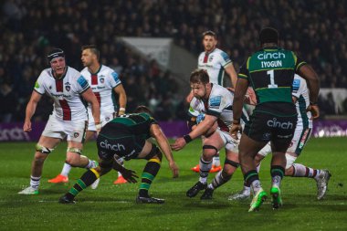 Olly Cracknell, 21 Mart 2025 'te Franklin' s Gardens, Northampton 'daki Cinch Stadyumu' nda Gallagher Premiership maçında Josh Kemeny 'nin rakibi Northampton Saints' e karşı Leicester Tigers maçını savuşturuyor.