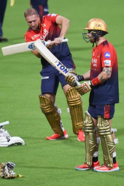 Royal Challengers Bengaluru (RCB) Phil Salt ve Liam Livingstone, Hindistan Premier Ligi (IPL) 2025 T20 kriket karşılaşması öncesinde Kolkata Knight Riders ve Royal Challengers Bengaluru