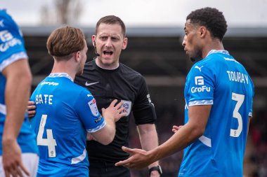 Hakem Simon Mather, Wrexham 'a 22 Mart 2025 tarihinde SToK Cae Ras, Wrexham, Birleşik Krallık' ta oynanan Wrexham - Stockport County maçında ilk yarıda penaltı hakkı verdikten sonra Stockport County oyuncularına konuştu.