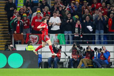 Galler 'den Dan James, 22 Mart 2025' te Cardiff City Stadyumu 'nda oynanan ve Galler' e karşı Galler Dünya Kupası eleme maçında takımının ilk golünü atmasını kutluyor.