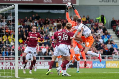 Northampton Town 'dan Lee Burge, 22 Mart 2025' te İngiltere 'nin Sixfields Stadyumu' nda oynanan Northampton Town-Blackpool maçında bir kurtarış yaptı.
