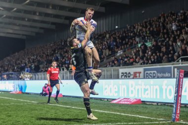 Tom Johnstone, yüksek topun denemesi için ayağa kalkar. Ancak 21 Mart 2025 'te Birleşik Krallık' ın Wakefield Stadyumu 'nda oynanan Betfred Süper Lig 5. Raundu' nda oynanan Wakefield Trinity vs Hull FC maçında video incelemesi reddedilmiştir.