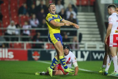Warrington Wolves 'tan George Williams, 21 Mart 2025' te St Helens vs Warrington Wolves 'a karşı oynanan Betfred Süper Lig maçında 2-4' lük galibiyetini kutluyor.