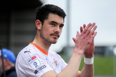 Blackpool 'dan Elkan Baggott, 22 Mart 2025 tarihinde İngiltere' nin Sixfields Stadyumu 'nda oynanan Northampton Town-Blackpool maçından önce taraftarları kabul ediyor.