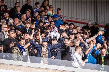 Stockport County taraftarları Wrexham - Stockport County maçı sırasında Wrexham - SToK Cae Ras, Wrexham, Birleşik Krallık, 22 Mart 2025