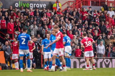 Wrexham taraftarları 22 Mart 2025 'te İngiltere, Wrexham, Wrexham' da oynanan Wrexham - Stockport County maçında Stockport County 'de oynadığı kırmızı kart maçının ardından Stockport County' den Brad Hills ile alay ediyor.