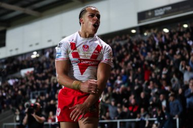 St. Helens 'li Dayon Sambou, 21 Mart 2025' te St Helens vs Warrington Wolves 'a karşı oynanan Betfred Süper Lig maçında 12-14' lük galibiyetini kutluyor.