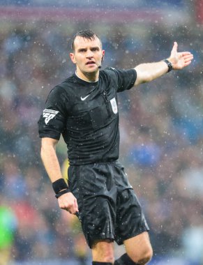Hakem Benjamin Speedie, 22 Mart 2025 tarihinde İngiltere 'nin Chesterfield kentindeki SMH Group Stadiumact Stadyumu' nda oynanan Sky Bet 2 karşılaşmasında maç yapıyor.