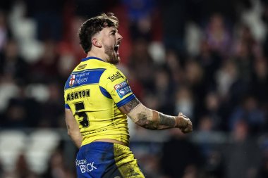 Warrington Wolves takımından Matty Ashton, 21 Mart 2025 'te St Helens - Warrington Wolves maçında şansını denedi.