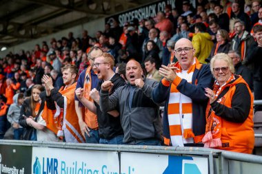 Blackpool taraftarları 22 Mart 2025 'te İngiltere, Northampton' daki Sixfields Stadyumu 'nda oynanan Northampton Town-Blackpool maçı sonrasında takımların zaferini kutluyorlar.