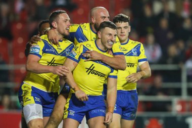 Warrington Wolves 'tan George Williams, 21 Mart 2025' te St Helens vs Warrington Wolves 'a karşı oynanan Betfred Süper Lig maçında 2-4' lük galibiyetini kutluyor.