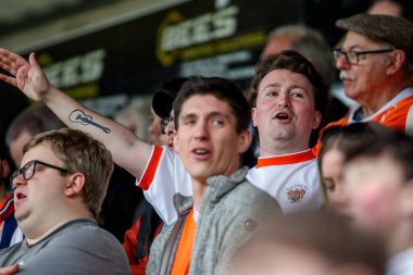 Blackpool taraftarları 22 Mart 2025 'te İngiltere, Northampton' daki Sixfields Stadyumu 'nda oynanan Northampton Town-Blackpool maçı sonrasında takımların zaferini kutluyorlar.
