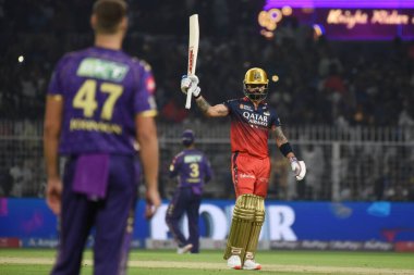 Royal Challengers Bengaluru 'dan Virat Kohli 50, 22 Mart 2025 Cumartesi günü Hindistan' ın Kolkata kentindeki Eden Gardens 'ta Kolkata Knight Riders ve Royal Challengers Bengaluru arasında oynanan Hindistan Premier Ligi kriket maçında koşuyor.