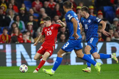 Galler 'den Dan James, FIFA Dünya Kupası eleme maçında Cardiff City Stadyumu' nda Galler 'e karşı Galler - Kazakistan maçı sırasında topu geçiyor.