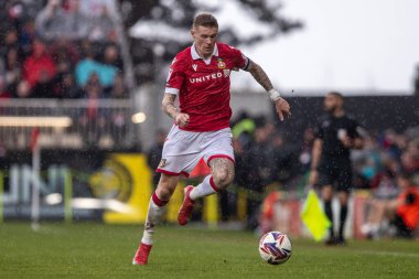 Wrexham 'dan James McClean topu 22 Mart 2025' te SToK Cae Ras, Wrexham, İngiltere 'de oynanan Wrexham - Stockport County maçında taşıyor.