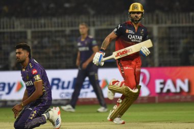 Royal Challengers Bengaluru 'dan Virat Kohli, 22 Mart 2025 Cumartesi günü Hindistan' ın Kolkata kentindeki Eden Gardens 'ta Kolkata Şövalyeleri ve Royal Challengers Bengaluru arasında oynanan Hindistan Premier Ligi kriket maçında koşuyor. 