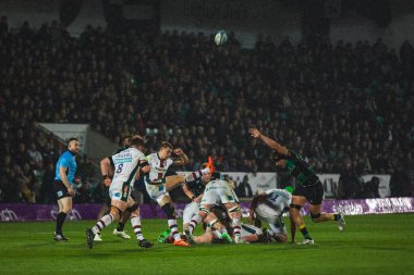 Jack van Poortveliet, Gallagher Premiership maçında topu temizliyor. Northampton Saints - Leicester Tigers maçında Franklin 's Gardens, Northampton, İngiltere' deki Cinch Stadyumu 'nda 21 Mart 2025