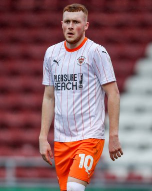 Blackpool 'dan Sonny Carey, 22 Mart 2025' te İngiltere, Northampton 'daki Sixfields Stadyumu' nda oynanan Northampton Town-Blackpool maçında maçı izliyor.