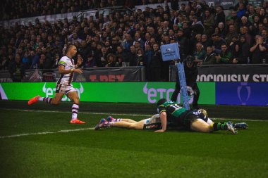 Ollie Hassell-Collins bir Handre Pollard vuruşunu kovalıyor ama Gallagher Premiership maçında Northampton Saints, Leicester Tigers 'a karşı Franklin' s Gardens, Northampton, İngiltere 'de 21 Mart 2025' te oynanan Cinch Stadyumu maçında topu kıl payı kaçırdı.