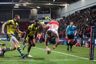 St. Helens takımından Dayon Sambou, 21 Mart 2025 'te St Helens-Warrington Wolves maçında skoru 12-14' e çıkardı.