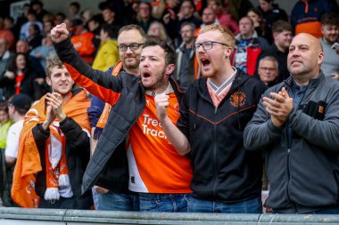 Blackpool taraftarları 22 Mart 2025 'te İngiltere, Northampton' daki Sixfields Stadyumu 'nda oynanan Northampton Town-Blackpool maçı sonrasında takımların zaferini kutluyorlar.