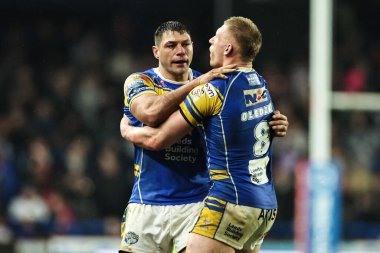 Leeds Rhinos 'tan Ryan Hall ve Leeds Gergedan Mikolaj Oledzki, 22 Mart 2025 tarihinde Leeds Stadyumu' nda oynanan Betfred Süper Lig 5. Round karşılaşmasında Leeds Gergedan 'a karşı Wigan Warriors' un galibiyetini kutluyorlar.