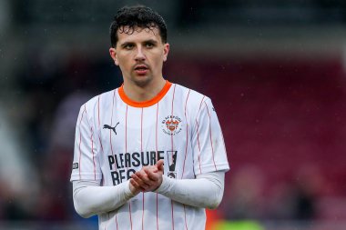 Blackpool 'dan Albie Morgan, 22 Mart 2025 tarihinde İngiltere' nin Northampton şehrindeki Sixfields Stadyumu 'nda oynanan Sky Bet 1 maçı sonrasında takımların galibiyetini kabul ediyor.